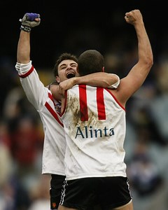 412K views · 3.8K reactions | Throwback to this 2003 classic ⏮️ Wearing an iconic heritage jumper against the Roos, Des Headland put us in front with just seconds to go. | Fremantle Dockers | Facebook