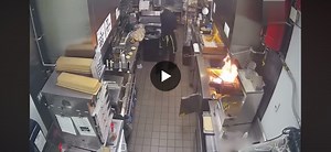 🔥 Prévention – Feux de friteuse : un rappel qui peut éviter le pireUne vidéo vaut mieux que des mots : un cuisinier tente d’éteindre une friteuse en feu… en versant de l’eau dessus. Résultat ?… | Bastardo Sécurité Incendie