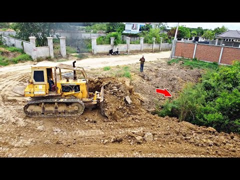 KOMATSU D58E Bulldozer Skills Pushing soils filling land with 25ton Dump Truck Pouring Soils