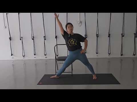 01. How do you use a chair for Utthitha Trikonasana? 如何运用椅子练习三角式？