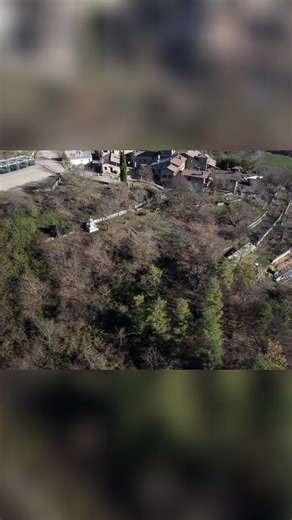 Votigno di Canossa | Un luogo fuori dal tempo #votignodicanossa #borghiitaliani #appennino #slowtravel #hiddenplaces #travelitaly #dronevideo #travelshorts #ytshorts #tiktokitalia #maxpergo