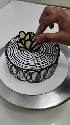 new design chocolate round cake decorating ideas #chocolatecake #shorts #ytshorts #viralvideo