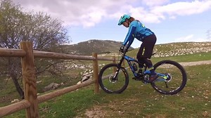 Eva Castro nos aconseja un buen ejercicio para mejorar el equilibrio. Solo necesitas tu bici y una pared 😀 Vídeo completo en > http://www.mtbpro.es/afondo/tecnica-en-bajadas-mtb-iii-equilibrio-mesetas-y-peraltes | MTBPro # La publicación digital de mountain bike