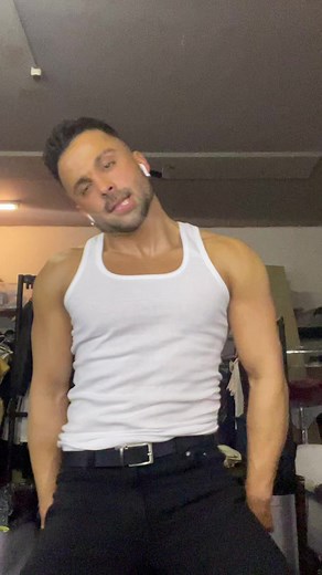 Dynamic Hip Dancing: Body Rolls and Body Waves