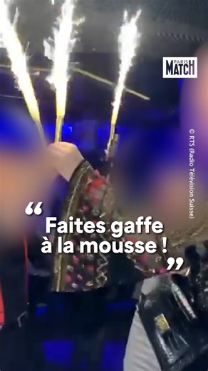 Une vidéo accablante de 2019 à Crans-Montana refait surface 🚨 Les dangers liés à la mousse du plafond du bar le Constellation à Crans-Montana avaient été signalés dès 2019. Une vidéo datant du Nouvel An montre un serveur avertissant des fêtards d'être prudents avec des "feux de Bengale" à proximité de la mousse. Ce même scénario s'est reproduit lors du Nouvel An 2026, mais cette fois-ci avec des conséquences dramatiques : les étincelles des "feux de Bengale" ont enflammé la mousse, provoquant u