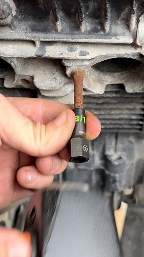 6.3M views · 32K reactions | This is our GripEdge G-FORS Socket Extractor, and it's built to be hammered on. It is a straight-cut, non-tapered design that gives you bi-directional control to tighten and loosen to break seized fasteners free. We also have our G-FORS System with the foreign object removal rod to push the fastener right out of the extractor. #mechanictools #exhaustmanifold #BrokenBoltRemoval #gripedge #handtools | GripEdge Tools | Facebook