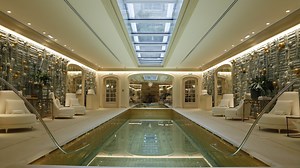 Ça ne refroidit pas les clients, au contraire: les prix des suites d'hôtels de luxe explosent et Paris est désormais, avec 2.600 dollars la nuit, bien plus chère que New York, Londres et Rome