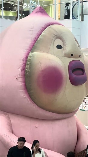 沖縄の商業施設に巨大小人出現 A giant tiny creature appeared in an Japan Okinawa mall 😳 #沖縄 #こびとづかん #japanese