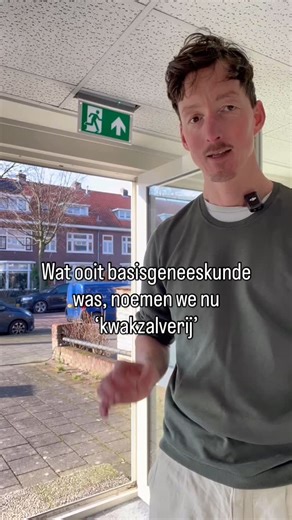 Elke arts legt een eed af die we allemaal kennen: “Laat voeding uw medicijn zijn en medicijn uw voeding.” Minder bekend is dat de grondlegger van deze eed, Hippocrates, zonlicht actief gebruikte als onderdeel van genezing. Licht was geen bijzaak, het was medicijn. Fast forward naar nu. Zeg tegen de gemiddelde arts dat zonlicht een rol kan spelen in herstel en gezondheid, en het wordt al snel weggezet als onzin. Niet omdat het lichaam is veranderd, maar omdat we het contact ermee zijn kwijtgeraak