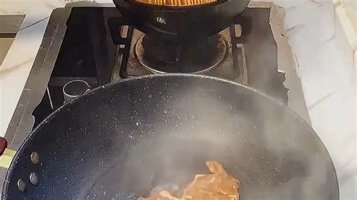 必胜客牛排美食节来袭！招牌菲力牛排搭配创意酱汁，30秒快速出餐，办公室加班也能轻松享用美味。