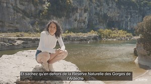 💦 👙 Dans ce nouvel épisode de l'Académie des Gorges de l'Ardèche, on te parle de la baignade en rivière dans les Gorges de l'Ardèche. Se baigner au cœur de la réserve nationale protégée, au beau milieu d’un canyon parmi les plus beaux d’Europe, c'est vraiment magnifique 🌿 𝐏𝐨𝐮𝐫 𝐞𝐧 𝐩𝐫𝐨𝐟𝐢𝐭𝐞𝐫 𝐚 𝐟𝐨𝐧𝐝, 𝐯𝐨𝐢𝐜𝐢 𝟕 𝐢𝐧𝐟𝐨𝐬 𝐞𝐬𝐬𝐞𝐧𝐭𝐢𝐞𝐥𝐥𝐞𝐬: 🥾 La baignade dans les Gorges de l’Ardèche, ça se mérite ! On peut se baigner dans le canyon, à l’occasion d’une descente de la 