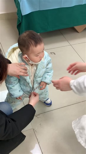 原来他是在生姥姥气～因为……姥姥抱着他被扎了一针！
