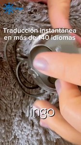 🎧 ¿Cómo funcionan los auriculares traductores LingoSound? Te lo mostramos en este video 👇 Con solo conectarlos por Bluetooth y abrir la app gratuita, podés traducir en tiempo real más de 140 idiomas — sin sostener el celular en la mano. ✔ Escuchás en tu idioma lo que dice la otra persona ✔ Respondés y la app traduce tu voz en altavoz ✔ Podés usar un solo auricular o ambos, según el entorno ✔ Ideal para aeropuertos, taxis, reuniones, viajes o situaciones cotidianas en el exterior 🔍 Precisión, 