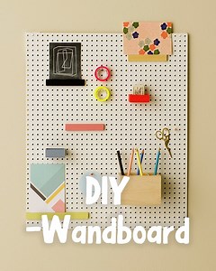 18 reactions | To Dos lassen sich viel leichter erledigen, wenn sie zusammen mit schönen Erinnerungen und Schreibwaren platziert werden ...✏️​​ Unser tesa® Klebenagel hält zuverlässig alles, was du im Blick haben musst - bis zu 2kg pro Nagel. Welche Dinge würdest du noch an das Board hängen? Schreib es in die Kommentare! #tesa #diy #diyhome #wandboard #schreibwaren | tesa | Facebook