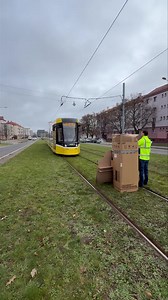 ANTIKOLIZNÍ SYSTÉM V těchto týdnech probíhá první instalace antikolizního systému, který inovativně využívá 5G technologii na přenos dat, na tramvaj typu 40T. Celkem bude během projektu vybaveno 5 vozidel tohoto typu s možností využití opce na dalších 17. Jak vypadá zásah antikolizního systému při rychlosti 50 km/h před překážkou můžete vidět ve videu.🚃🚨 Projekt pod názvem Demonstrace provázání komunikace 5G s antikolizním systémem na tramvaje 40T Plzeň spolufinancován z fondů EU prostřednictv