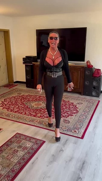 #carlalagerfeld #fyp #iloveyoucarlalagerfeld #worldwide #grussqueencarla #happy #life #viralvideos #trending #