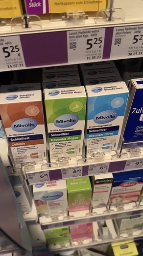 Der Mivolis Schnelltest „Gesunder Magen“ ist ein zuverlässiger In-vitro-Diagnostiktest zum qualitativen Nachweis des Magenkeims Helicobacter pylori im Stuhl. Der Test eignet sich zur schnellen Selbstkontrolle bei Magenbeschwerden wie Druckgefühl, Völlegefühl oder wiederkehrenden Oberbauchproblemen. Das Ergebnis ist bereits nach etwa 10 Minuten ablesbar und bietet eine einfache, diskrete und sichere Möglichkeit zur ersten Einschätzung der Magen­gesundheit – bequem von zu Hause aus. Anwendung / Ge