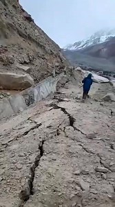 Terrifying Earthquake Shakes Yeshkuk, Chipursan Valley, Hunza A powerful earthquake struck the Yeshkuk area in Hunza’s Chipursan Valley, causing the ground to split open. According to local sources, residents had been hearing loud underground explosions in the area over the past year. Today, following a particularly strong blast in Yeshkuk, visible cracks appeared in the earth, spreading fear and panic among the local population | 𝐄𝐱𝐩𝐥𝐨𝐫𝐢𝐚 𝐇𝐮𝐧𝐳𝐚 𝐏𝐚𝐤𝐢𝐬𝐭𝐚𝐧