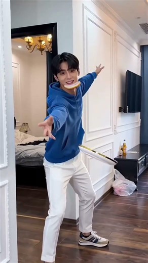 The Dangers of Showing Off: The Donut Relay Challenge #kpop #rumi #jinu