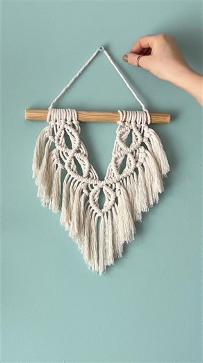 Macrame Wall Hanging - find tutorial link here ⬆️ #diycrafts #boho #wallart #easytomake #roomdecor