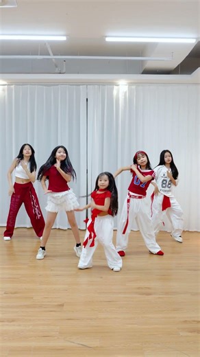 🤔 Who’s Breaking the Dance Pattern? Can You Spot the Dancer Moving Differently? 👀💃