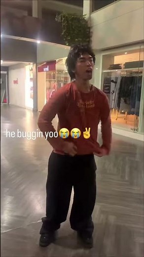 Man Sings Opera in Empty Mall (He's Buggin!)