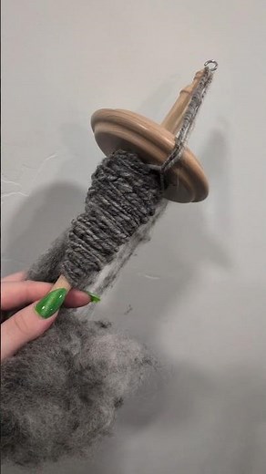 Learning how to use a drop spindle, for yarn #spinningyarn #woolencraft #howto #diy #howtomakeyarn