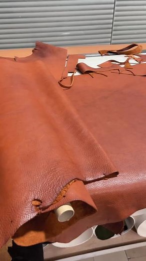 Mbox皮棕色包包制作中，这批皮手感太好了，效果杠杠滴#真皮包 #复古包 #手工皮具 #匠心匠人