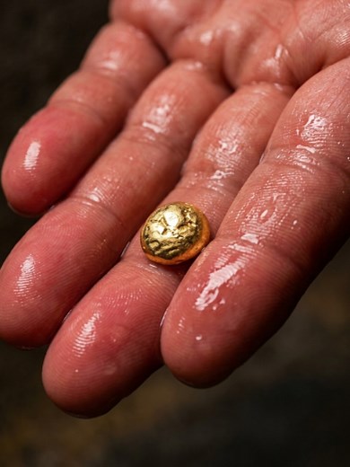 Los antiguos artesanos sabían cómo convertir la piedra en oro. ✨⛏️ Mucho antes de la minería moderna, los artesanos utilizaban métodos tradicionales para extraer el oro escondido dentro de la piedra. El mineral se trituraba, se molía y se mezclaba con agua para separar las partículas más pesadas. Después de horas de trabajo, el concentrado se fundía a altas temperaturas hasta que finalmente aparecía una pequeña pepita de oro brillante. ✨⚒️ Una técnica antigua, lenta y sorprendente que muestra có