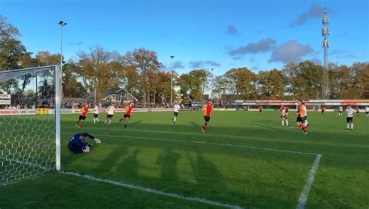 STEVO wint knotsgekke thriller van SDOUC: 6-4! Wat een middag op de Peuverweide! STEVO boekte zondag een spectaculaire 6-4 overwinning op SDOUC in een wedstrijd die werkelijk alle kanten op ging. Na een flitsende 4-0 voorsprong leek er geen vuiltje aan de lucht, maar de bezoekers uit Ulft kwamen sensationeel terug tot 4-4. Uiteindelijk toonden de mannen van trainer Michiel Mensink veerkracht en sleepten ze alsnog de overwinning binnen. Vanaf de aftrap speelde STEVO fris en aanvallend voetbal. Vo
