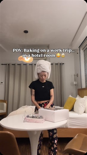 𝗞𝗲𝗹𝗹𝘆 • 𝗵𝗼𝗺𝗲-𝗯𝗮𝘀𝗲𝗱 𝗯𝗮𝗸𝗲𝗿 on Instagram: "No dress up. No staging. No pretty kitchen. Just me, a hotel room, and packing cookies for the team in NY because that’s who I am 🧁 This is the real behind-the-scenes—messy, spontaneous, and made with love. Sometimes baking doesn’t wait for the “perfect setup.” It shows up wherever I am ❤️ And yes, it was not easy brining over 6 dozen cookies ✈️ #auntiekellys #RealBTS #WorkTripChaos #BakerLife #BehindTheScenes"