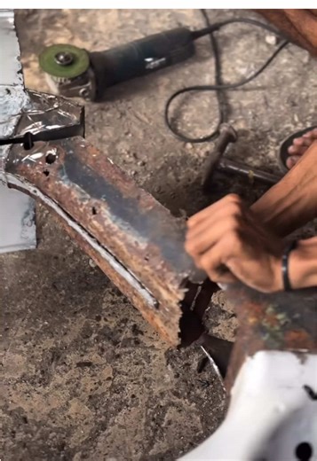 Proses ganti Deck dan Tulangan Vespa PX selesai. Lanjut ke proses selanjutnya. Gasoline Garage Built For Happiness Menerima : - Service Tune up Vespa - Overhaul Mesin Vespa - Upgrade Mesin - Upgrade Kelistrikan - Press/center Body Vespa - Upgrade / Modifikasi Vespa - Restorasi / Kustom Vespa Jln. Prof. M. Yamin No.8 Karangklesem - Purwokerto Selatan 082226734940 #vespasuperestorasi #vespasmallframe #vespapts #vespasprint #vespaptsrestorasi