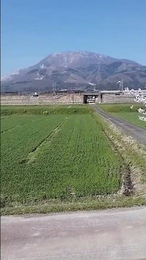 懐旧、舟木一夫さん「北上夜曲」。岩手県を流れる北上川を舞台に消えゆく愛や切ない恋心を歌った美しいセレナーデ（夜曲）だそうです。伊吹山より