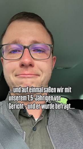 Jan & Jonas Bender | Regenbogenfamilie | Papa-Alltag on Instagram: "Der Richter fragte: „Weißt du, wer Jan ist?“ – „Papi.“ „Und wer ist Jonas?“ – „Papa.“ 💛 Spätestens da hatten wir alle Tränen in den Augen. Es war einer der schönsten Gerichtstermine, die wir je hatten: Der Tag, an dem unsere Adoption offiziell wurde. Der Weg dorthin war intensiv: • Einwilligung der Herkunftsfamilie • Antrag über den Notar • Klärung, welches Jugendamt zuständig ist • alle Unterlagen neu einreichen (Führungszeugn