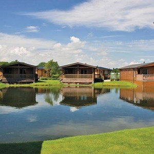 4.2K views · 31 reactions | Amazing Lakeside Hot Tub Lodge break in...