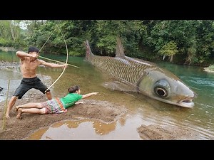 Primitive Daily Life: Smart Primitive Survival Couple Unique Fishing A Bow Catch Big Fish At River