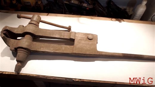 From rusty relic to workshop gem: Blacksmith's leg vise restoration
