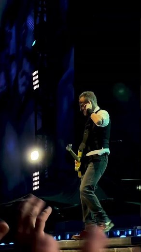 Bruce Springsteen - "Badlands" end of song - Hannover, Germany - July 5, 2024