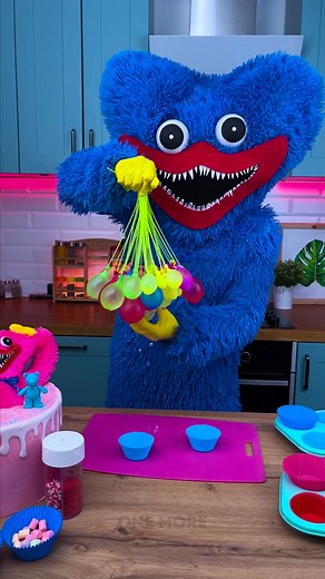 Huggy Wuggy Water Balloon Cupcakes Prank | Poppy Playtime