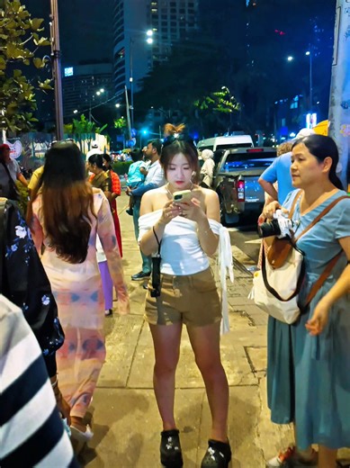 Exploring the Stunning KLCC Twin Towers in Malaysia