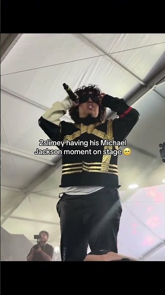 2Slimey or Michael Jackson? I can’t tell the difference 😨