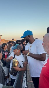 Man of the people ✍️📸 @martin_bakole_ returning the love to the fans in Los Angeles 🫶🌴 @turkialalshik #CrawfordMadrimov | Boxxer