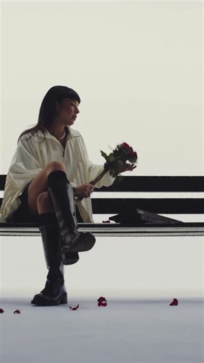 Ouidad on Instagram: "VOUS PENSIEZ PAS QUE J’ALLAIS DROP UN DE MES MEILLEURS SONS SANS CLIP QUAND MÊME ??? Aller RDV le 19.12 hihihihiih"