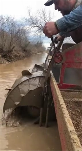 Creekside Mud Scraper — #RuralUSA #DIYWaterMech #PhoneRealism