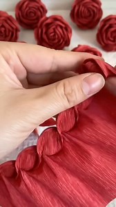 Cómo hacer una rosa en papel seda o servilletas, #chocolate #mujer #manualidades #emprendimientos #flores #rosaseternas #tutorial #regalo #regalos #rosas #trendingreelsvideo #rosaseternas #tutorial #manualidades #tulipán #girasoles #sanvalentin | Planeta Sorpresa Flores eternas y detalles que venden