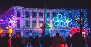 Des cabanes dans les arbres à la Place du Parc : Le festival Mons en Lumières 2025 revient pour 8 soirées entre janvier et février prochain