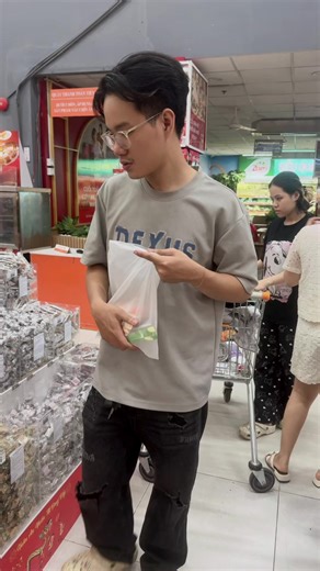 Video của Sáu Miền Tây (@sixwesterns) với bản nhạc nhạc nền - XUÂN VỀ