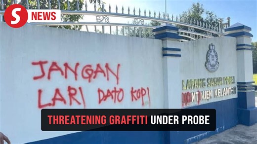 Kelantan police have set up a special task force to track down individuals who scrawled threatening graffiti on the front wall of the Kelantan Police Contingent firing range in Gunong, Bachok on Dec 22. Its chief, Datuk Mohd Yusoff Mamat, said police were gathering information, including from local residents, to trace those involved and assured that firm action would be taken against those responsible. Read more at https://tinyurl.com/2sfcvw5x WATCH MORE: https://thestartv.com/c/news SUBSCRIBE: 