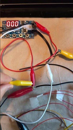 デジタル遅延タイマーの負荷出力をフォトカプラで絶縁して、NOT付ワンショット回路を経てトリガー信号(ロー)を生成