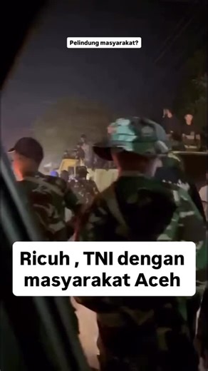 Sumatera Hitz on Instagram: "Akibat Tindakan Reprensif, 1 Orang Mengalami Luka-Luka ACEH UTARA - Ratusan personel TNI, dibantu puluhan anggota Brimob bersenjata lengkap, menyisir truk pembawa logistik bantuan untuk penyintas banjir besar. Truk itu melintasi Aceh Utara menuju Aceh Tamiang. Pemeriksaan berlangsung di Gampong Mane Tunong, Aceh Utara, Kamis malam ini. Pantauan AJNN di lokasi, aparat tiba dengan beberapa kendaraan taktis dan mulai menghentikan satu per satu truk bantuan sejak sekitar